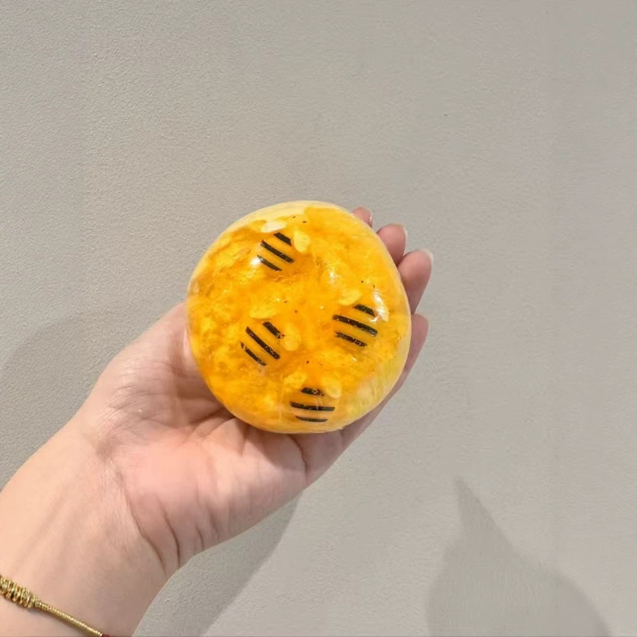 Crunchy Honey Jar Ball Squishy - Party Games Crazy 评论和价格