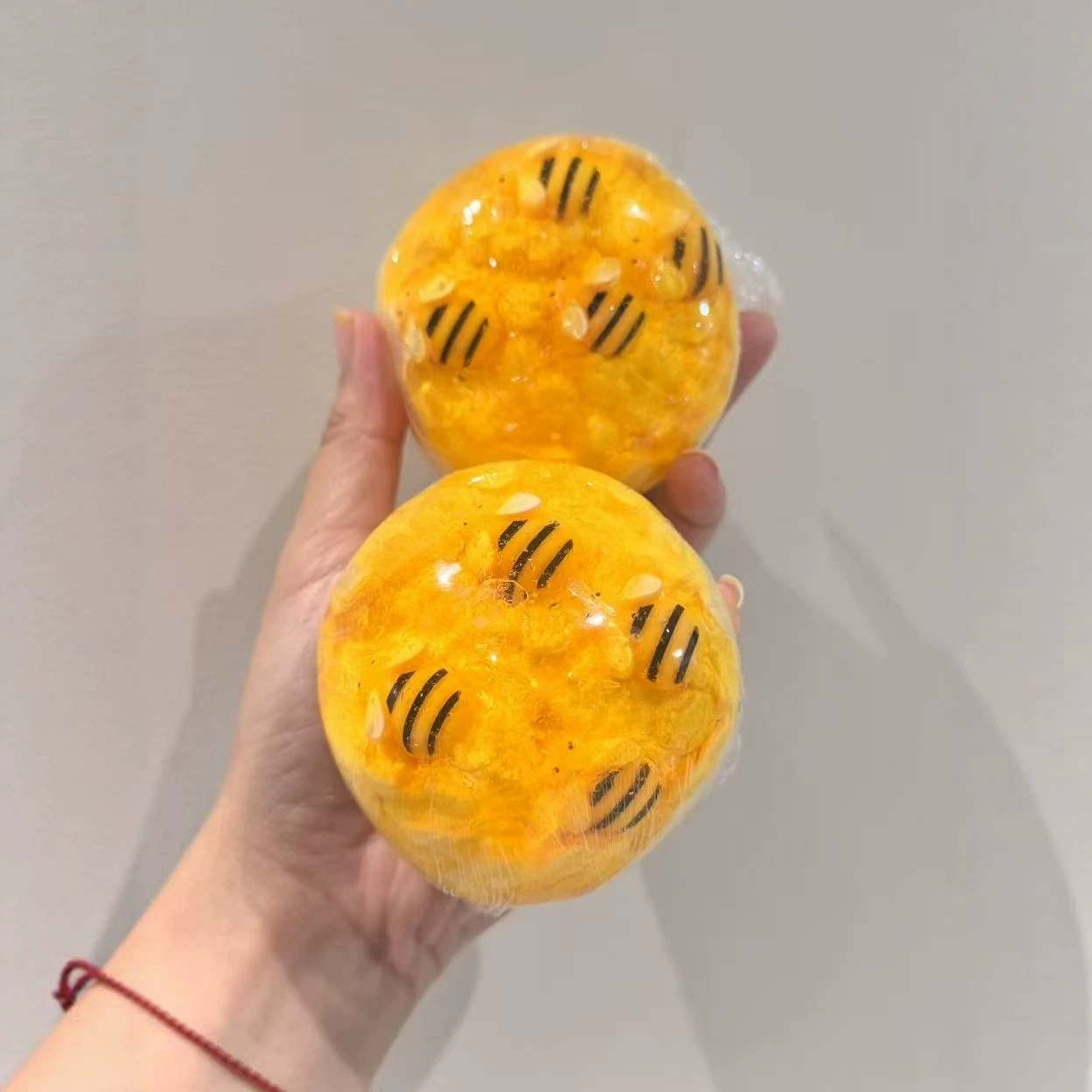 Crunchy Honey Jar Ball Squishy - Party Games Crazy 评论和价格